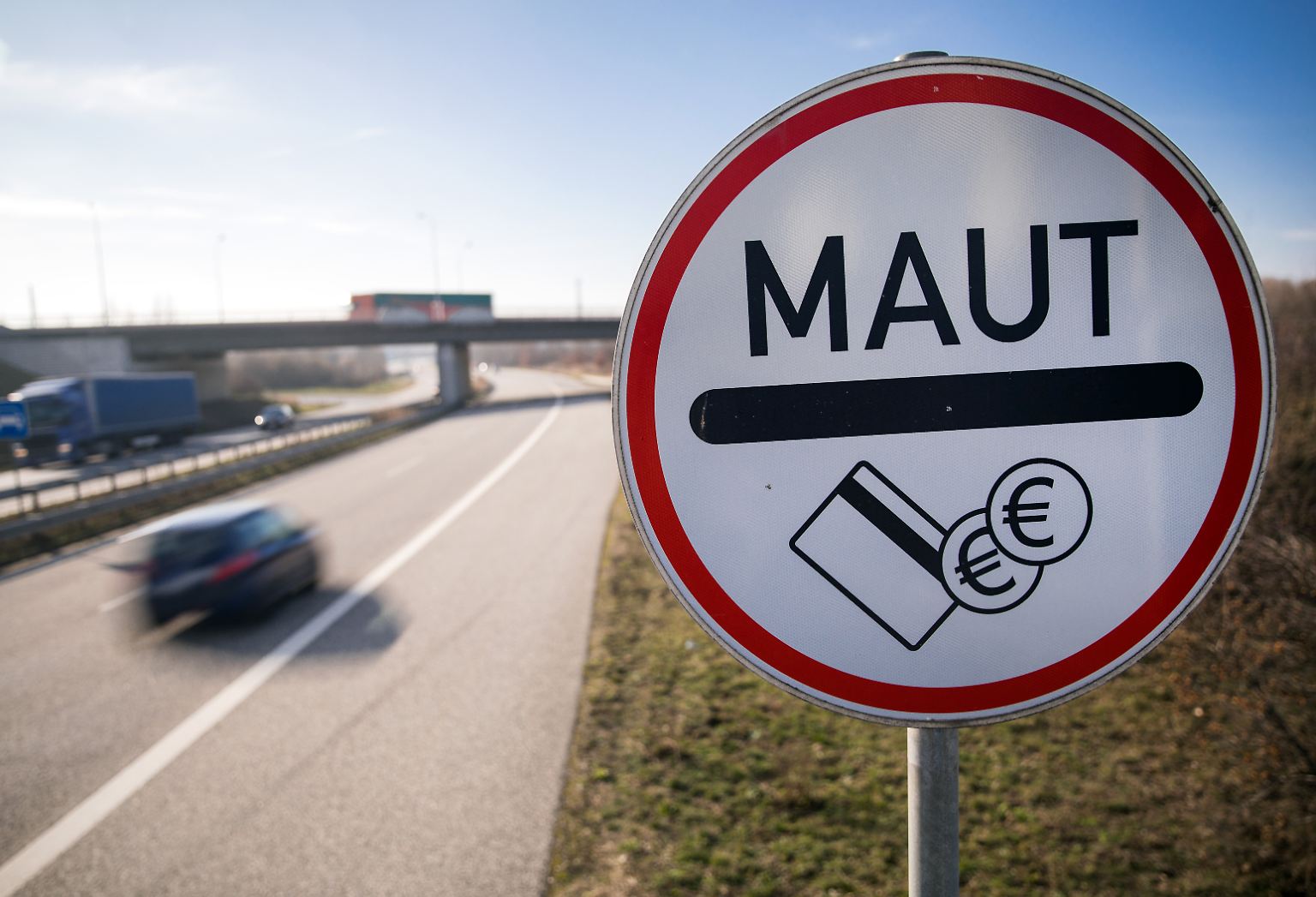 Der Bund der Steuerzahler nennt sie ein "Debakel": die geplante Einführung einer Pkw-Maut in Deutschland. Neben Vorbereitungskosten von rund 83 Millionen Euro stünden Schadenersatzforderungen der gekündigten Auftragnehmer von mehreren hundert Millionen Euro im Raum - bezahlt vom Steuerzahler.
