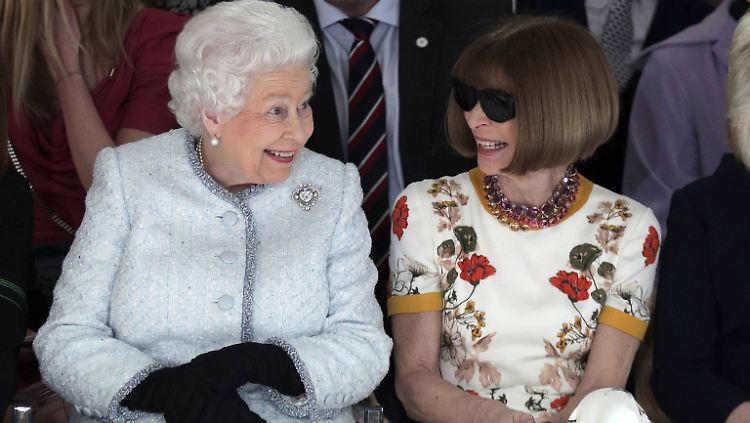 Die Queen und Anna Wintour bei der Londoner Modewoche im Februar 2018 - sie sprachen darüber, wie lange sie beide schon ihre jeweiligen Jobs machen.