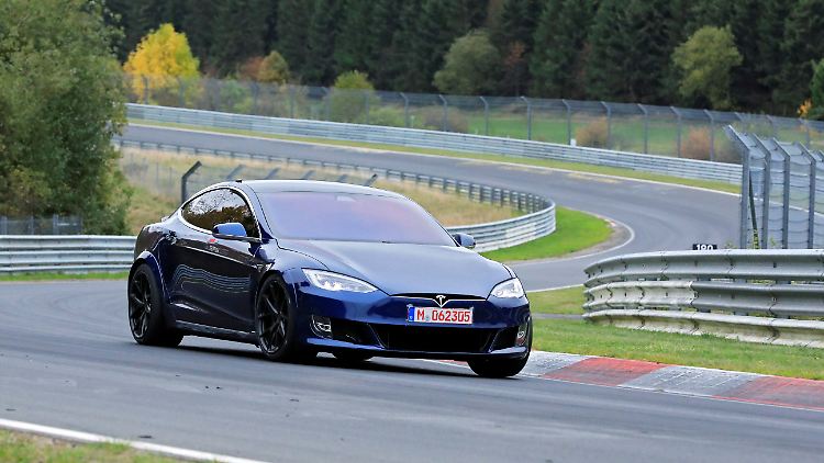 Die Wettbewerbshüter stellen fest: Ein autonomer Betrieb des Teslas ist in Deutschland noch nicht möglich.