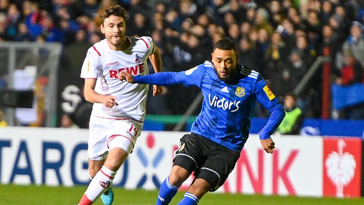 Nationalspieler Hector (l.) schaut nur hinterher.