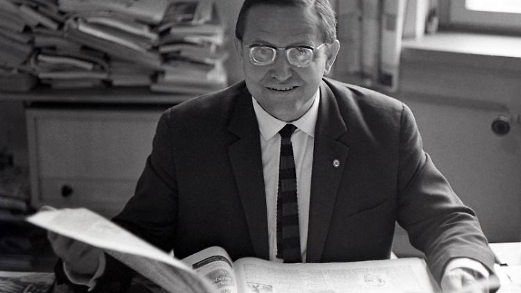 Karl-Eduard von Schnitzler, hier 1967, war Chef-Kommentator des DDR-Fernsehens.