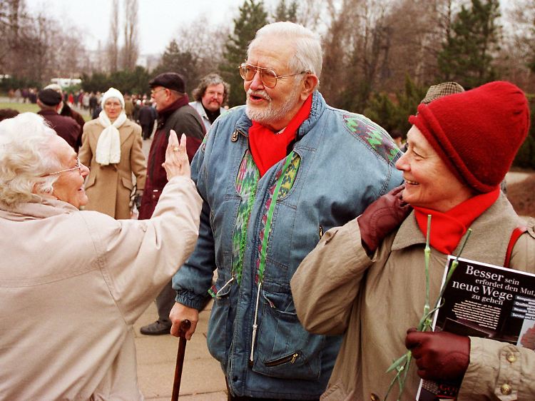 Schnitzler im Januar 2000 beim Gedenken an Luxemburg und Liebknecht.