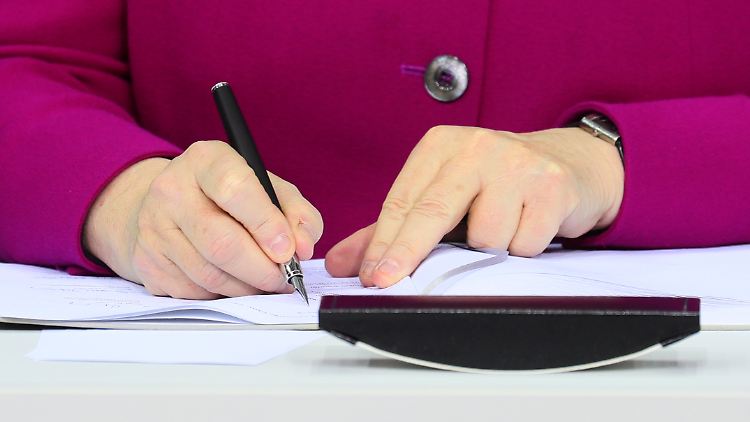 Bundeskanzlerin Merkel im März 2018 bei der Unterschrift des Koalitionsvertrags.