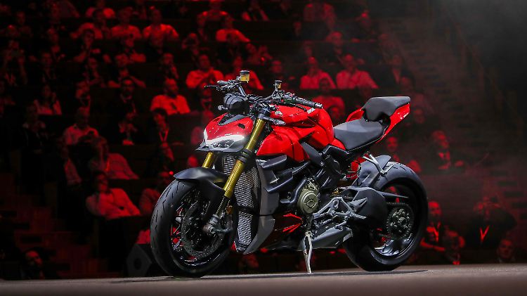 Der momentane Run auf Naked Bikes hat Ducati wohl veranlasst, die Streetfighter V4 auf die Räder zu stellen.