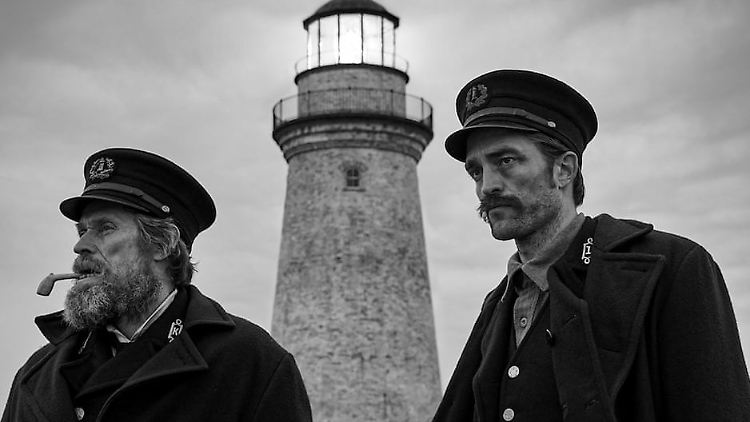 Willem Dafoe und Robert Pattinson (v.l.) müssen wochenlang miteinander auskommen - und scheitern.
