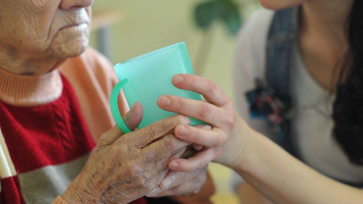 Die Qualität der Pflegeheime könnte sich durch den neuen Tüv verbessern - vorausgesetzt, es gibt genug Personal.