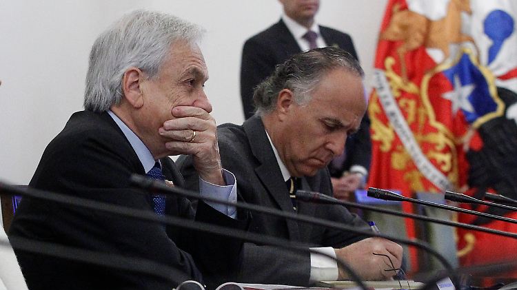 Sebastián Piñera (l.) steht unter Druck. Seine Politik findet beim chilenischen Volk wenig Anklang.
