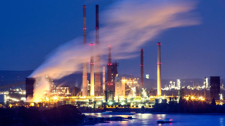 Auch viele Industriebetriebe wie Thyssenkrupp nehmen Kurzarbeit in Anspruch.