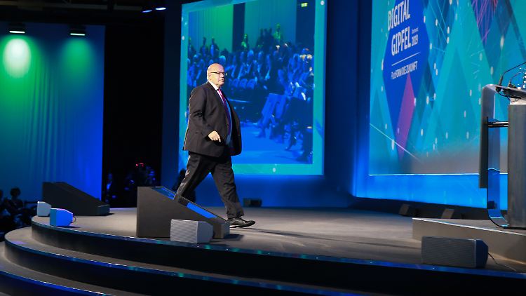 Altmaier geht zur Eröffnung des Digital-Gipfel 2019 der Bundesregierung auf die Bühne - hier wird er später stürzen. 