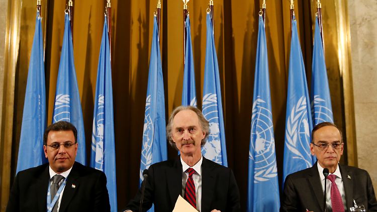 Unterkühlt, aber immerhin sitzen sie an einem Tisch: UN-Gesandter Pedersen (M) mit dem Verhandlungsführer des Assad-Regimes  Kuzbari (l.) und dem Vertreter der Opposition Al-Bahra (r.). 