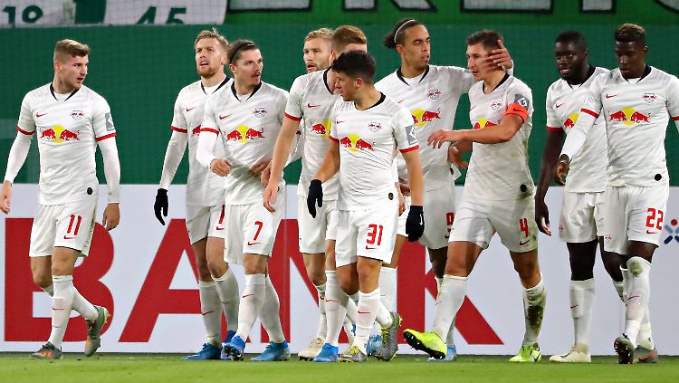 Der Käpt'n war's: Leipzigs Willi Orban nimmt die Glückwünsche nach seinem Tor in Wolfsburg entgegen.