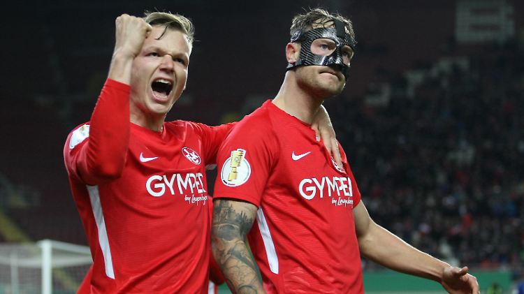 Da bebt der betze: Lauterns Timmy Thiele, links, bejubelt sein Tor zum 2:1 fefen Nürnberg, Philipp Hercher feiert mit.
