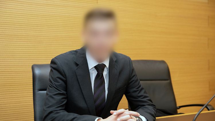 Vor Gericht gibt sich der JVA-Beamte reumütig. 