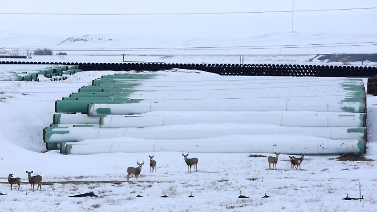 Die Keystone-Pipeline transportiert Rohöl aus den Erdölfeldern der Athabasca-Ölsand-Vorkommen aus der westkanadischen Provinz Alberta zu Erdölraffinerien in den US-Bundesstaaten Illinois, Oklahoma und Nebraska. Die Strecke von Alberta bis Steele City ist 3.456 km lang.