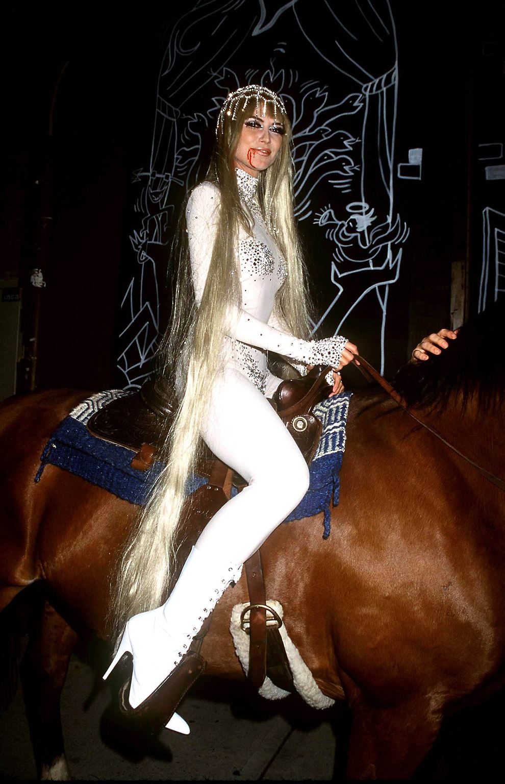 Im Jahr 2000 gab Heidi Klum ihre erste Halloween-Party in New York und kam ganz in Schwarz. Im zweiten Jahr dann das genaue Gegenteil. Hoch zu Ross ...