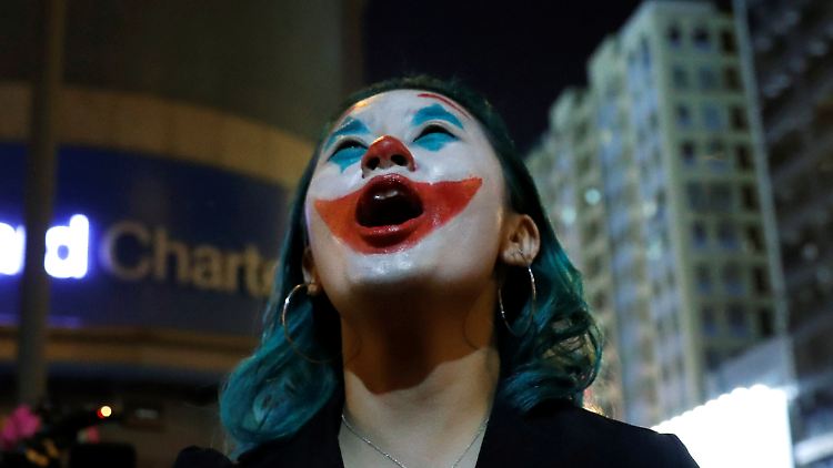 Viele Demonstranten schminkten sich oder trugen Masken - und verstießen damit gegen das Vermummungsverbot.