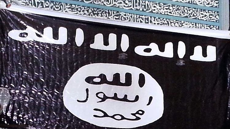 Die Flagge des Islamischen Staats im irakischen Mosul 2014 bei der einzigen Videobotschaft Bagdadis. Von seinen Nachfolgern gibt es keine Bilder.