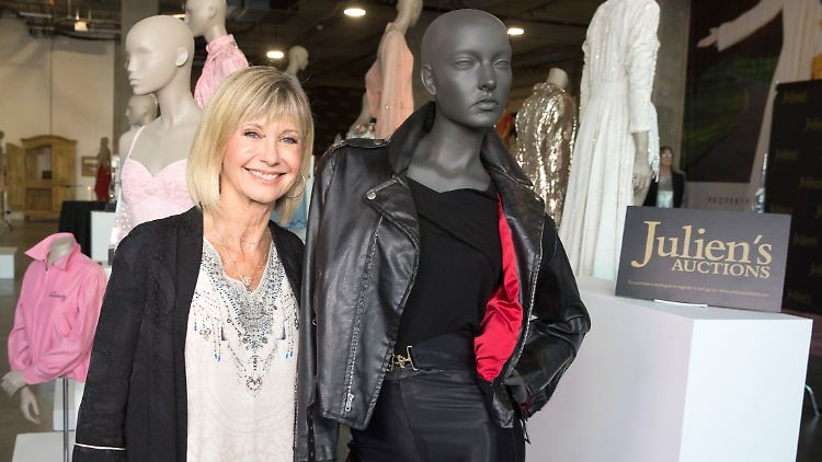 Olivia Newton-John zeigte das  Kult-Outfit persönlich im Auktionshaus.