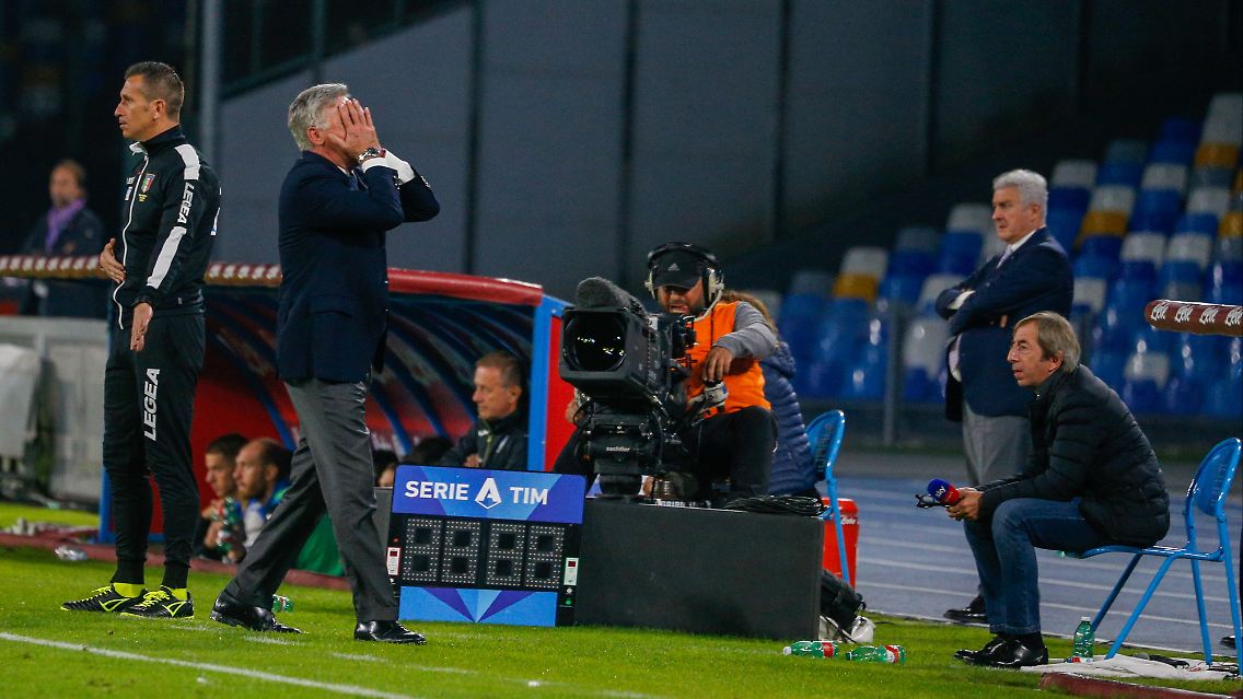 Ancelotti kann es nicht fassen: Der Trainer der Partenopei sieht Rot.