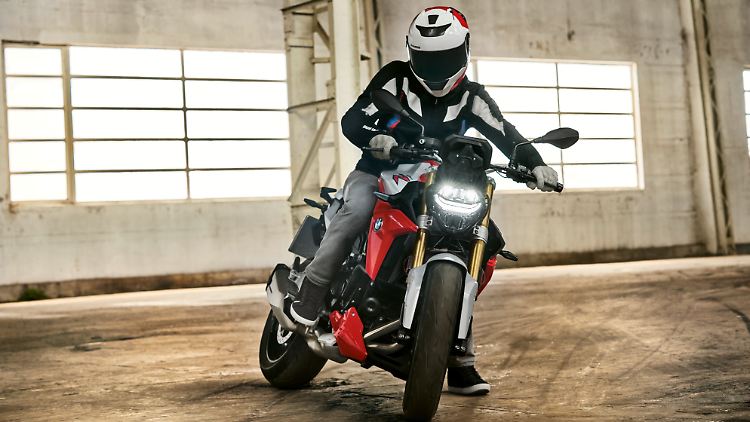 Die Wachablösung für die F 800 R in Form der F 900 R ist ein verdammt heißes Eisen.