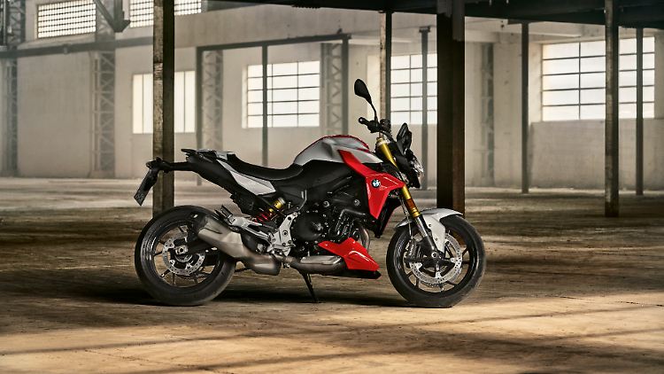 BMW bezeichnet die F 900 R als dynamischen Roadster mit einer ausgesprochen sportlichen Attitüde.