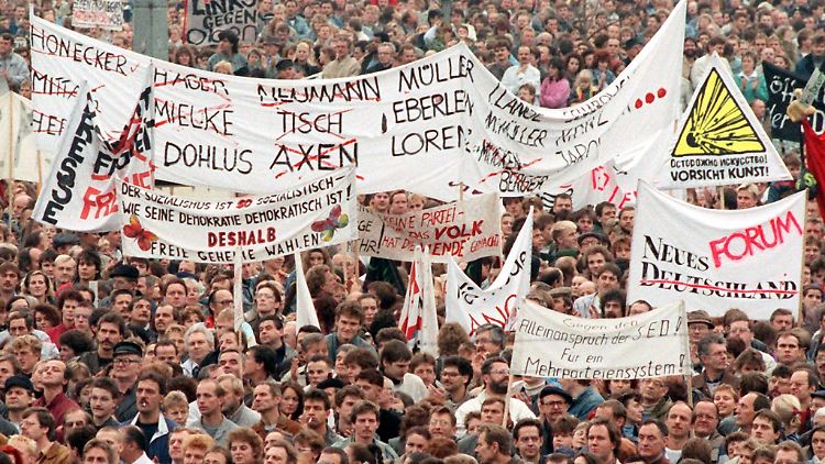 Ost-Berlins größte Demo auf dem Berliner Alexanderplatz.