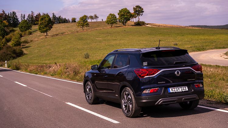 Die Heckpartie mit der sanft gebogenen Chromspange verleiht dem kompakten SUV etwas Exotisches.