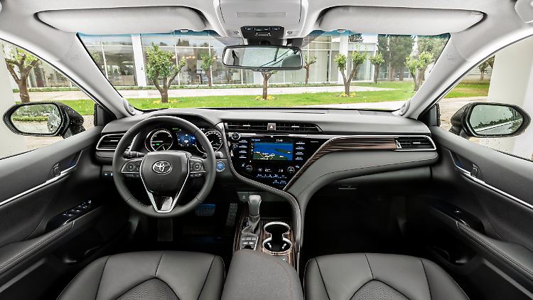 Der Innenraum im Toyota Camry ist zwar wertig eingerichtet, wirkt aber immer noch etwas hausbacken.