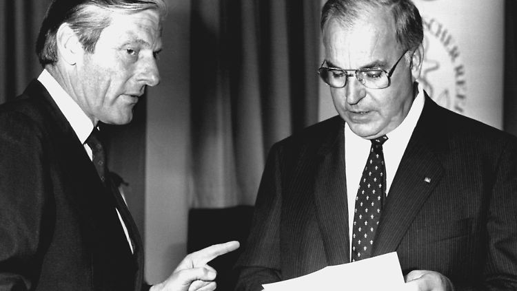 Die CDU-Spendenaffäre um Bundeskanzler Kohl (r.) nahm 1999 mit einem Haftbefehl gegen Ex-Parteischatzmeister Leisler Kiep (l.) ihren Lauf.