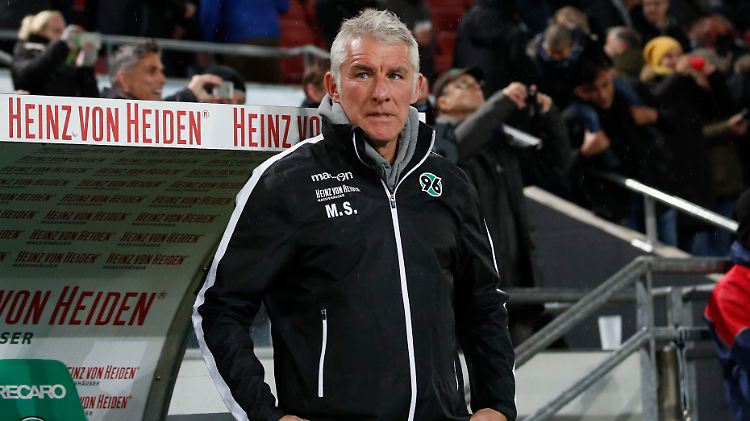 Mirko Slomka ist als Trainer von Hannover 96 wieder einmal in Gefahr.