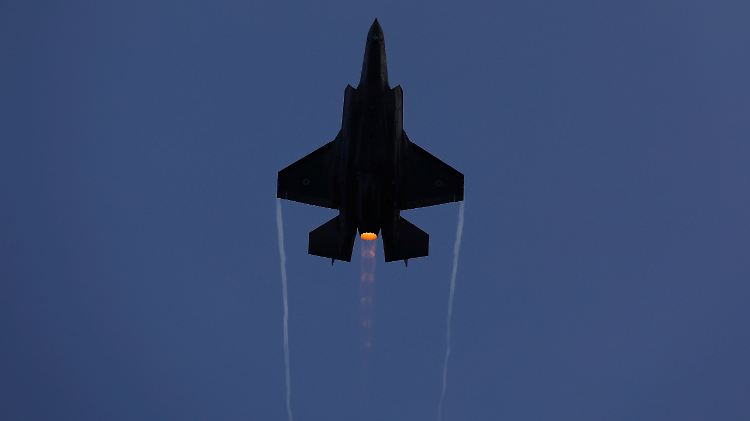 Ein israelischer Kampfjet bei einer Flugdemonstration.