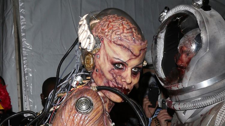 Zombie? Alien? Oder alles zusammen? Heidi Klums Halloween-Kostüm wirft Fragen auf.