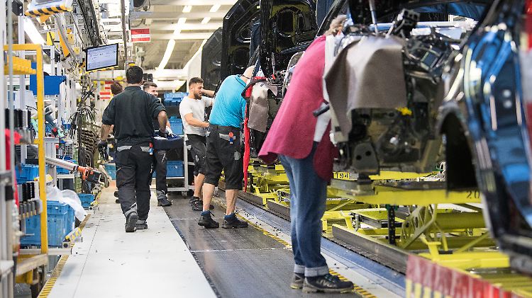 Mitarbeiter der Montage arbeiten im Mercedes-Benz-Werk in Sindelfingen an Autos der S-Klasse.
