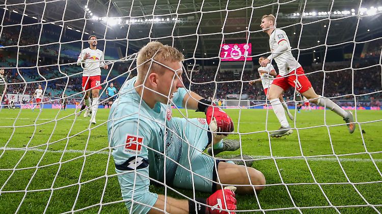 Bedauernswert: Der Mainzer Keeper Robin Zentner, den es am 10. Spieltag noch härter erwischte als seinen Münchner Kollegen Manuel Neuer in Frankfurt.