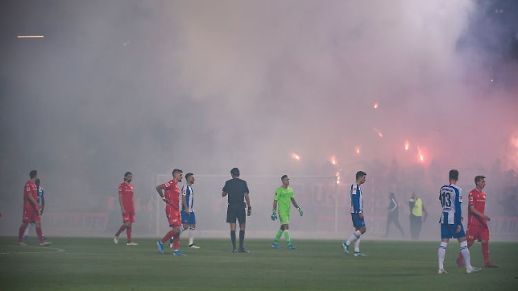 Es war brisant und hitzig im ersten Bundesliga-Duell zwischen Union Berlin und Hertha, auf dem Rasen und auf den Rängen.
