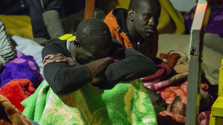 Nach einer Woche auf See: Für 88 Flüchtlinge an Bord der "Alan Kurdi" ist Land in Sicht.