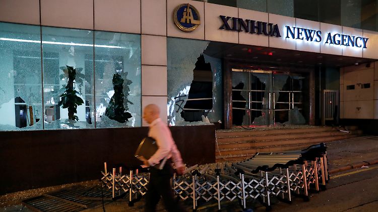 Einige Aktivisten zerschlugen die Scheiben im Eingangsbereich der chinesischen Nachrichtenagentur Xinhua.