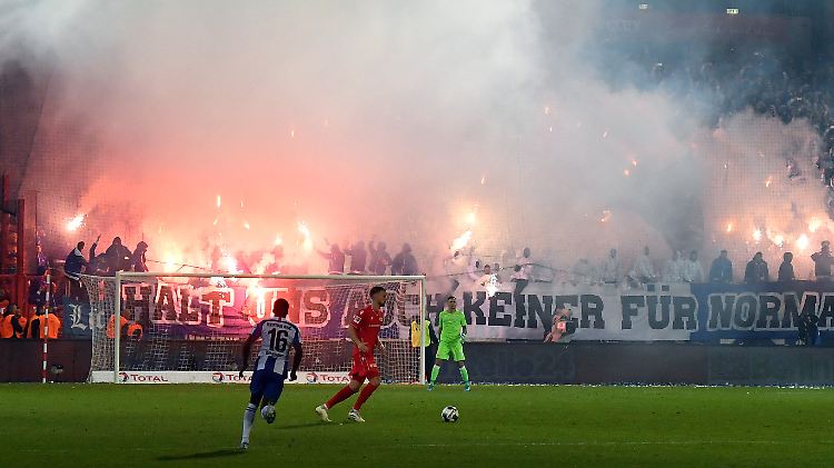 Hertha-Fans zünden Bengalos und Feuerwerk.