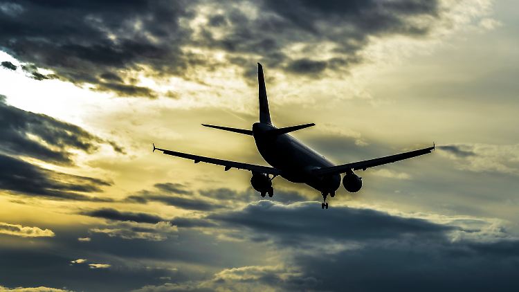 Durch das Klimapaket soll Fliegen teurer werden und Bahnfahren günstiger.