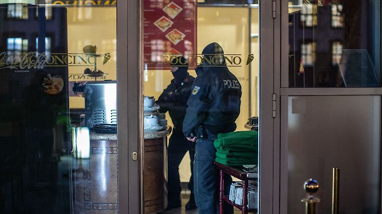 Polizisten bei einer Razzia Ende 2018 in Duisburg, die sich gegen Mafiamitglieder richtete.