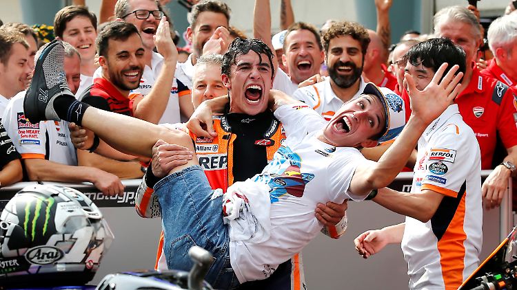 Komm in meine Arme: MotoGP-Dauerchampion Marc Marquez feiert mit Bruder Alex, der in der Moto2 die WM-Krone holte.