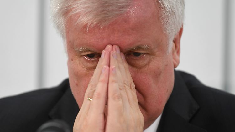 Der Wandlungsfähige: Innenminister Seehofer erregt mit seinen großzügigen Aufnahmequoten für Bootsflüchtlinge den Unmut konservativer Kreise in der Union.