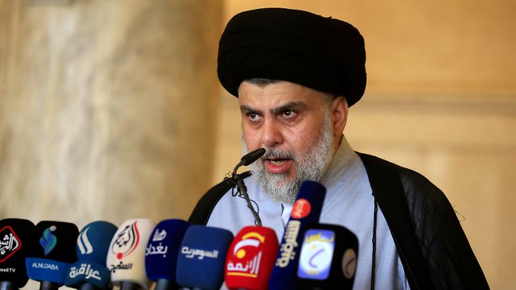 Al-Sadr kündigte an, seine politischen Büros zu schließen, einige seiner religiösen und kulturellen Einrichtungen würden aber geöffnet bleiben.