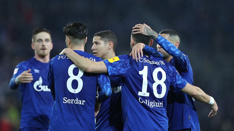 Dreimal durfte Schalke 04 in Augsburg jubeln - das reichte für drei Punkte.