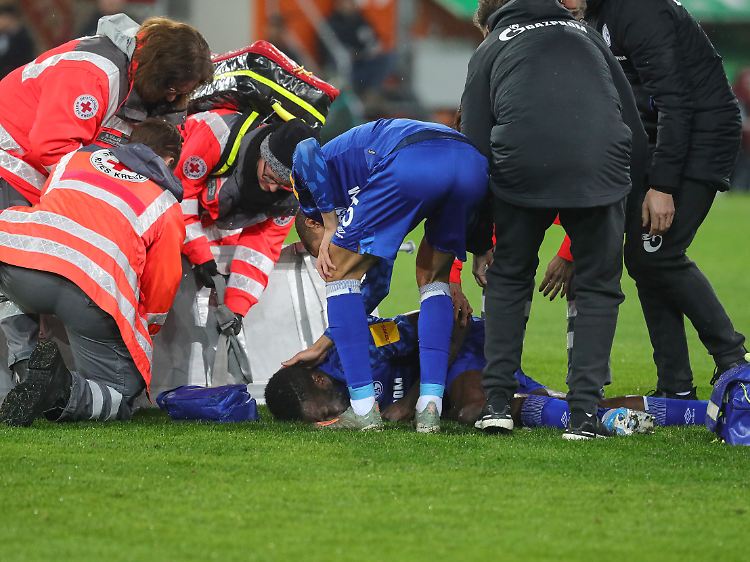 Früher Schock für Schalke 04: Salif Sané verletzte sich schon nach wenigen Minuten.