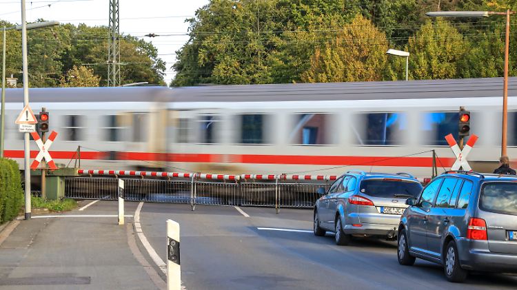 Mehr Bahnübergänge sollen durch Brücken und Unterführungen ersetzt werden. 