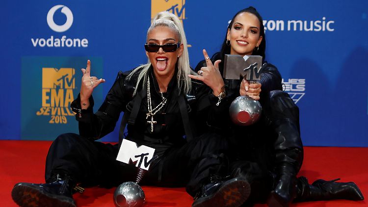 Loredana ("Best Swiss Act", l.) und Juju ("Best German Act") freuen sich über ihre MTV Awards.