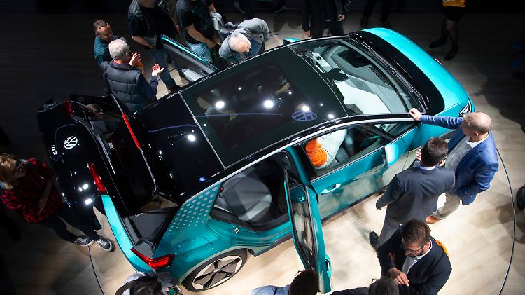 Der Wolfsburger Autobauer hatte den ersten Vertreter der ID-Reihe Anfang September auf der Automesse IAA vorgestellt.