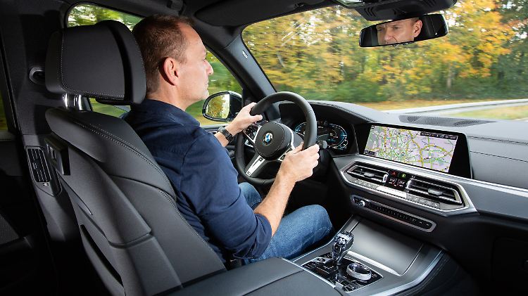 Trotz seiner knapp 2,5 Tonnen Gewicht vermittelt der X5 45e ein Gefühl der Leichtigkeit beim Fahren.