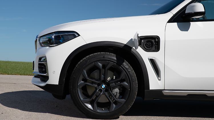 Hinter der Klappe am linken Kotflügel befindet sich der Anschluss für das Ladekabel, um den Akku des BMW X5 45e mit Strom zu versorgen.